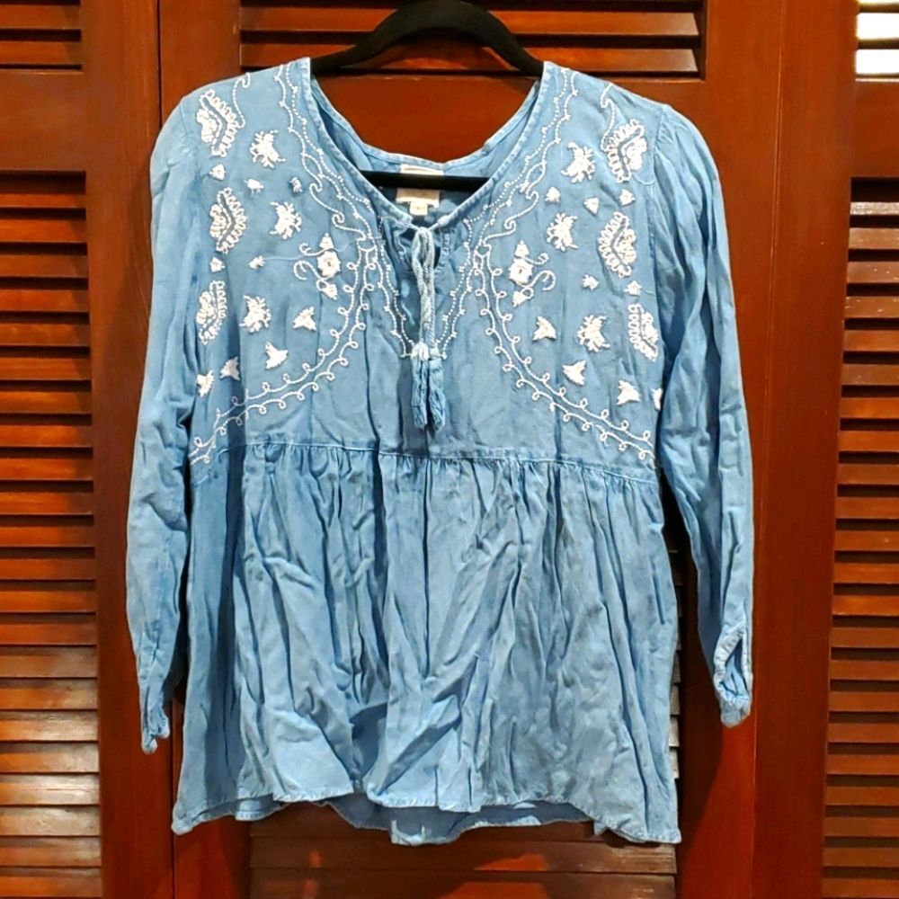 Embroidered Keyhole Front Top | size L